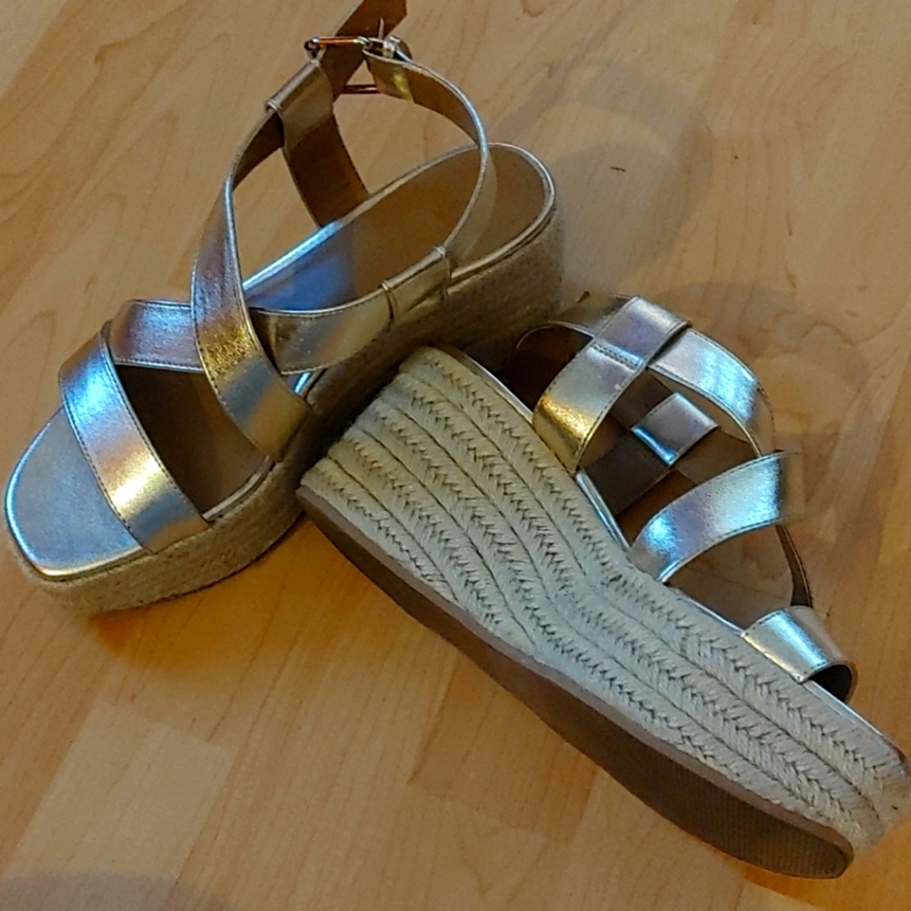 🌼Size 8 platform wedge sandals🌼